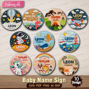 Puede incluir: Una colección de diez letreros redondos con nombres de bebé con varios diseños. Cada letrero presenta un nombre y una ilustración decorativa, como una sirena, un dinosaurio o un unicornio. Los letreros son personalizables y están disponibles en formatos SVG, PDF, PNG, AI y DXF.