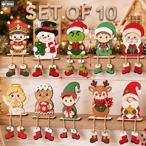 Könnte beinhalten: Ein Set aus 10 weihnachtlichen Holzfiguren zum Aufstellen, darunter ein Nussknacker, Schneemann, eine grüne Kreatur, Elfen, Weihnachtsmann, Engel, Lebkuchenmann, Rentier und Wichtel. Die Figuren haben baumelnde Beine und sind 10 bis 13 cm groß.