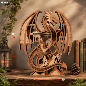 Op de afbeelding: Een meerlaags houten drakenbeeldhouwwerk met ingewikkelde uitsparingen van een draak, een klein figuurtje en architecturale ruïnes. Het stuk is 30,48 cm hoog en 25,4 cm breed, met een materiaaldikte van 3 mm en natuurlijke houttinten.