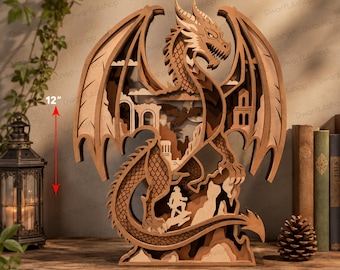 Könnte beinhalten: Eine mehrschichtige Holzskulptur eines Drachen mit komplexen Ausschnitten eines Drachen, einer kleinen Figur und architektonischen Ruinen. Das Stück ist 30,48 cm hoch und 25,4 cm breit, hat eine Materialstärke von 3 mm und zeigt natürliche Holztöne.