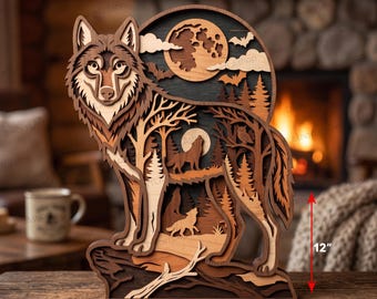 Può includere: Un'opera d'arte da parete in legno multistrato con la sagoma di un lupo e intagli dettagliati di bosco, luna e lupi che ululano. L'oggetto misura 30,48 cm in altezza e 24,13 cm in larghezza, con strati di legno spessi 3 mm.