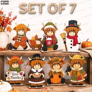 Può includere: Un set di 7 statuette di mucche Highland in legno con temi stagionali. Le figure includono mucche con zucche, un pupazzo di neve, un cartello Give Thanks e una torta. Ogni pezzo ha uno spessore di 3mm e un'altezza di 7.2 pollici.