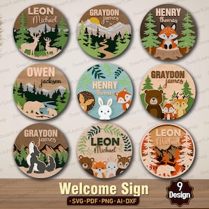 Könnte beinhalten: Neun runde Holz-Willkommensschilder mit Waldmotiven. Jedes Schild zeigt einen Namen, wie "Leon Michael" oder "Graydon James", und Illustrationen von Tieren wie Hirschen, Füchsen und Bären. Die Schilder haben eine rustikale Optik.