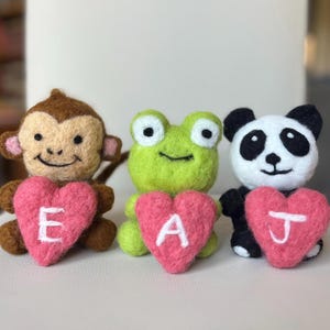 Bonita rana de fieltro, panda o mono, con letras personalizadas en forma de corazón, ideal como regalo para el Día de la Madre, para niña o niño, para cumpleaños.