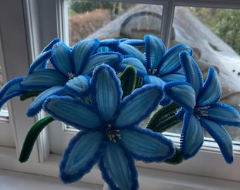 Flores de limpiapipas de lirio azul