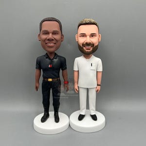 カスタムファミリーフィギュア、フレンズボブルヘッド、グループフィギュア、写真からの3D彫刻、3Dフィギュア、3D人形、3D像、記念日クラフト
