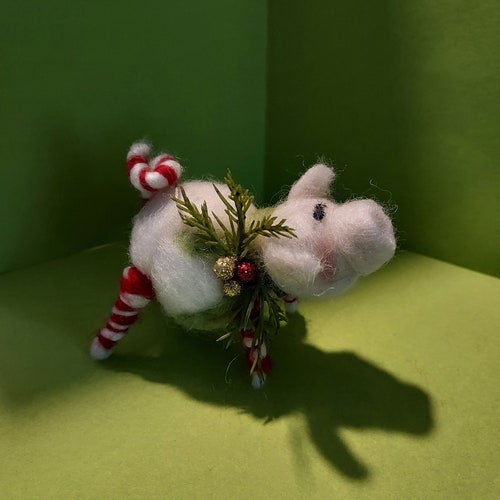 Ornement en feutre Candycane Piglet 3" Fabriqué sur commande... veuillez vérifier le délai de livraison