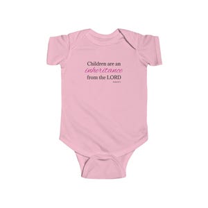 Könnte beinhalten: Rosaer Baby Strampler mit dem Text "Children are an inheritance from the LORD" in schwarzer und rosa Schrift.
