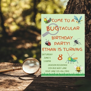 Könnte beinhalten: Eine grüne und weiße Geburtstagseinladung mit einer Lupe und dem Text "Komm zu einer Bugtacular Geburtstagsparty! Ethan wird 8 Jahre alt". Die Einladung enthält auch einen Marienkäfer, eine Raupe, eine Libelle, eine Ameise, eine Heuschrecke und eine Biene.
