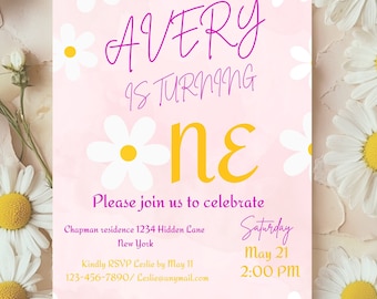 以下が含まれることがあります： エイブリーの1歳の誕生日パーティーのピンクと白の招待状。デイジーの花が描かれています。招待状には、パーティーの日時と場所が記載されています。また、「エイブリーは1歳になります」という文言も含まれています。