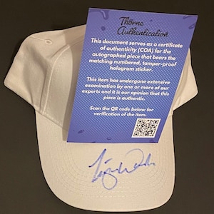 Tiger Woods Autogramm auf Golf Cap mit COA