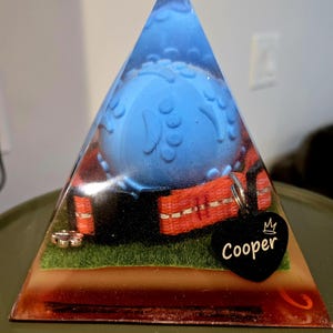 Pyramide-Haustier-Denkmal