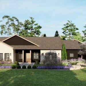 Puede incluir: Una casa moderna de una sola planta con techo marrón y revestimiento de color claro. La casa cuenta con un porche cubierto, ventanas simétricas y está rodeada de un césped bien cuidado, árboles y jardinería con flores moradas.