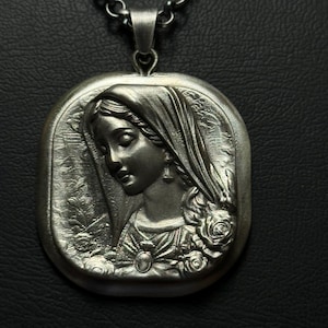 Vintage Virgin Mary Pendant Necklace, Classic Catholic Medallion for Men and Women, Religious Jewelry Gift, Faith-Inspired Necklace
