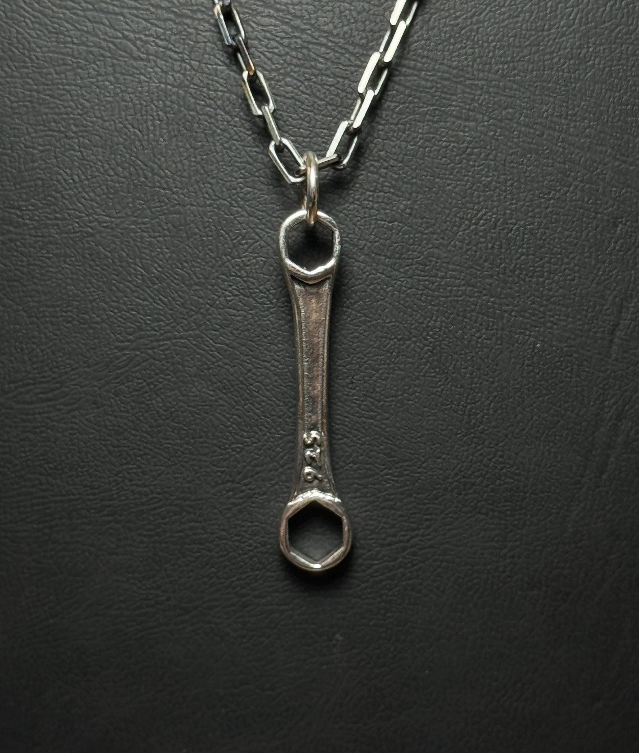 Pendentif clé de style mécanique - Cadeau pour lui ou pour elle.