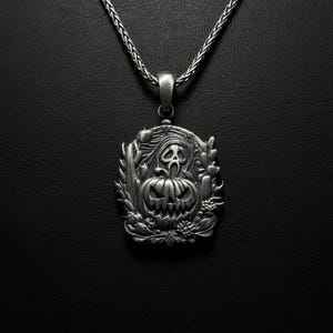 Halloween Pumpkin Pendant Necklace, Scary Jack-O&#39;-Lantern Charm for Spooky Accessories, Unique Horror Jewelry Gift for Halloween Lovers.