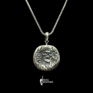 Halloween Pumpkin Pendant Necklace, Scary Jack-O&#39;-Lantern Charm for Spooky Accessories, Unique Horror Jewelry Gift for Halloween Lovers.