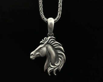 Collar con colgante de cabeza de caballo en plata de ley - Joyería ecuestre hecha a mano