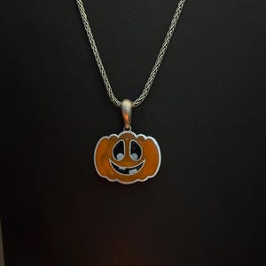 Halloween Pumpkin Pendant Necklace, Scary Jack-O&#39;-Lantern Charm for Spooky Accessories, Unique Horror Jewelry Gift for Halloween Lovers.