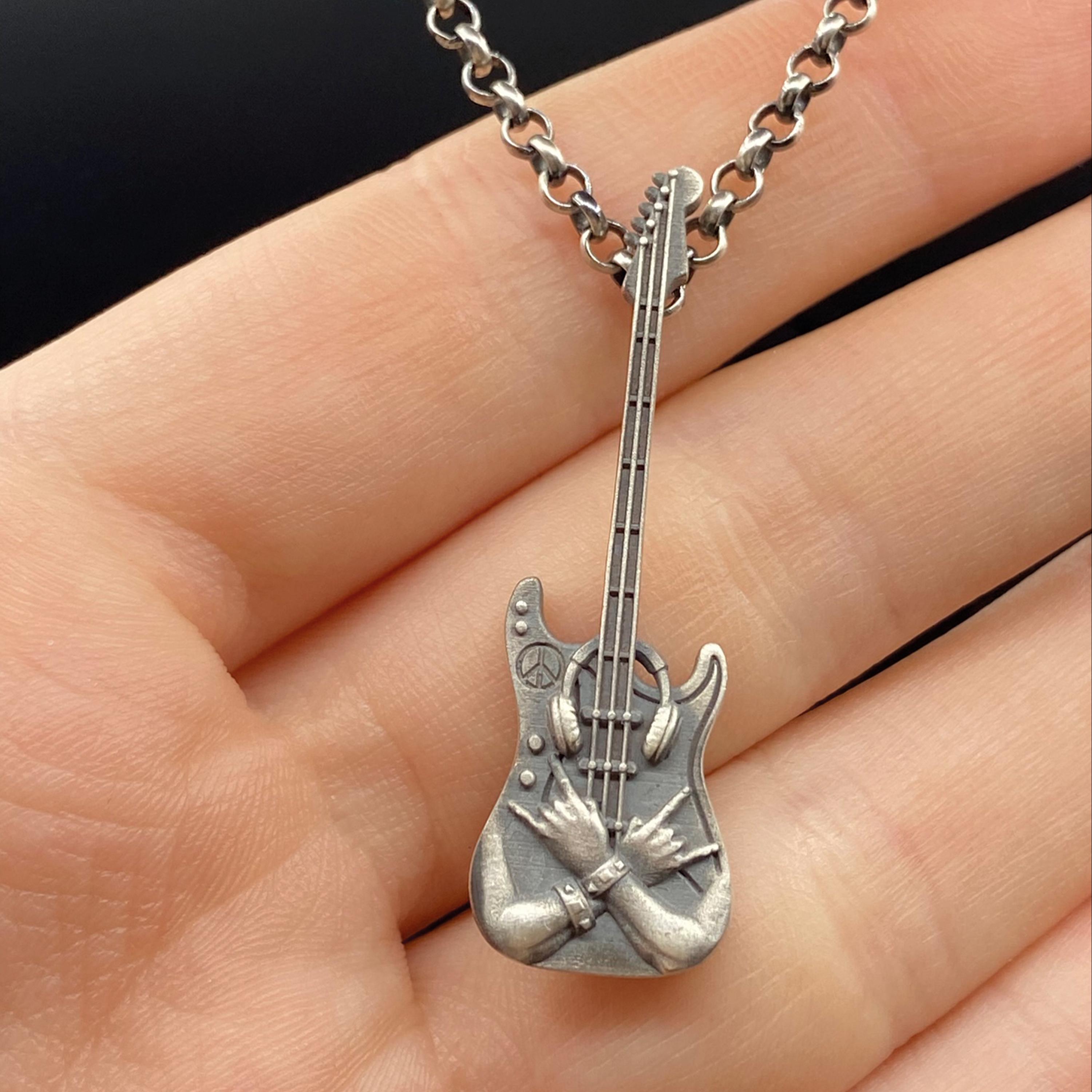 Collana in argento sterling 925, design esclusivo con custodia per chitarra a forma di teschio, ciondolo realizzato artigianalmente, gioiello audace ispirato ai musicisti, pezzo forte - Italia