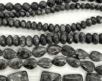 Larvikita natural, también conocida como labradorita negra, de Noruega. 7 formas y tamaños: rondeles, redondos, lágrimas y rectángulos. Artículos de joyería.