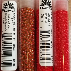 Pode incluir: Tr&ecirc;s tubos de contas de semente TOHO. O tubo &agrave; esquerda cont&eacute;m contas de tamanho 11/0 na cor Jonquil/Jacinto. O tubo do meio cont&eacute;m contas de tamanho 11/0 na cor Cereja Opaca. O tubo &agrave; direita cont&eacute;m contas de tamanho 11/0 na cor vermelha. Cada tubo mede 6,35 cm de comprimento.