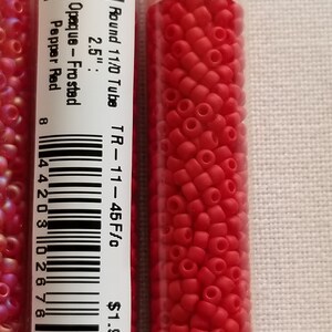 Pode incluir: Um pequeno tubo de contas de sementes vermelhas, opacas e foscas. O tubo est&aacute; etiquetado "TOHO Round 11/0 Tube TR-11-45 F/c 2.5" Pepper Red 1,95 &euro;".