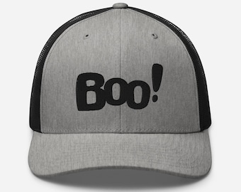 Op de afbeelding: Grijze truckerpet met een zwarte mesh achterkant en een gebogen klep. Het woord "Boo!" is in vette zwarte letters op de voorkant gedrukt. Ideaal voor Halloween.