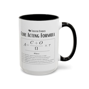 Può includere: Tazza in ceramica bianca con interno e manico neri. La tazza presenta il testo "THEATER STUDIES CORE ACTING FORMULA" con un'equazione matematica e definizioni. Un regalo perfetto per gli studenti di teatro.