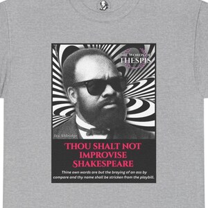 Puede incluir: Camiseta gris con un gráfico de Ira Aldridge con gafas de sol y el texto "THOU SHALT NOT IMPROVISE SHAKESPEARE." La camiseta también incluye el texto "THE WORDS OF THESPIS."