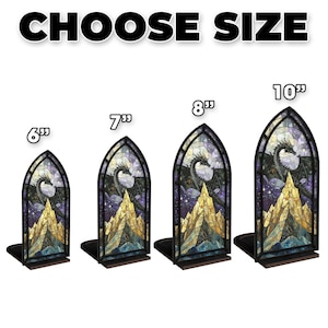 Może przedstawiać: Cztery podp&oacute;rki do książek w stylu witrażu z motywem smoka i g&oacute;ry. Rozmiary: 15 cm, 18 cm, 20 cm i 25 cm wysokości. Podp&oacute;rki mają czarną obw&oacute;dkę i drewnianą podstawę. Tekst "CHOOSE SIZE" znajduje się na g&oacute;rze.