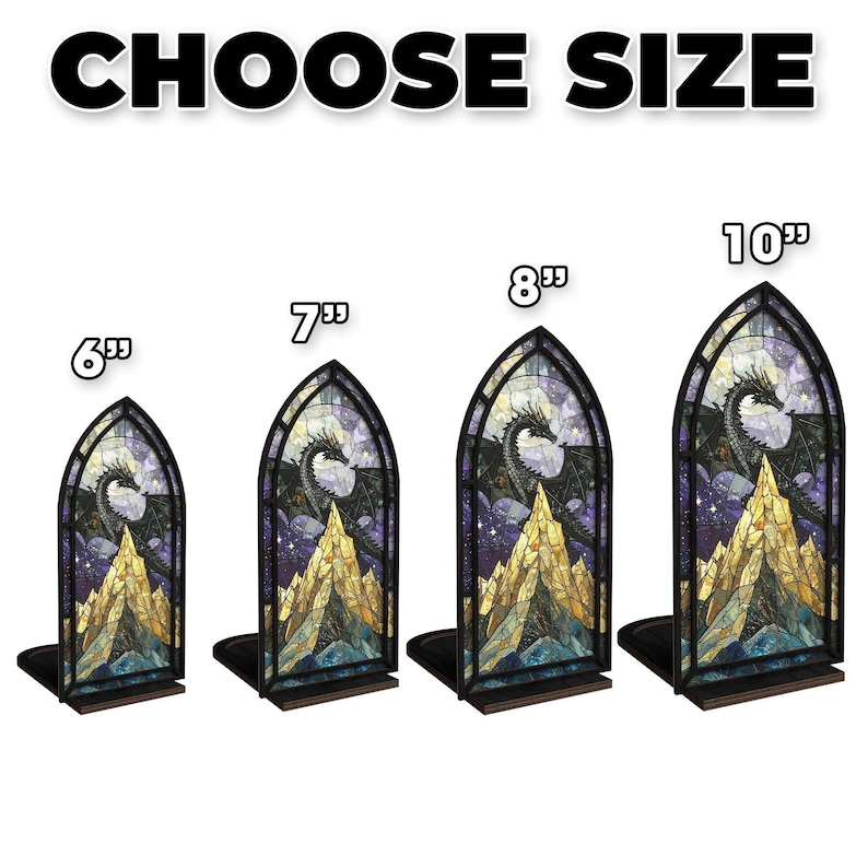 Może przedstawiać: Cztery podp&oacute;rki do książek w stylu witrażu z motywem smoka i g&oacute;ry. Rozmiary: 15 cm, 18 cm, 20 cm i 25 cm wysokości. Podp&oacute;rki mają czarną obw&oacute;dkę i drewnianą podstawę. Tekst "CHOOSE SIZE" znajduje się na g&oacute;rze.