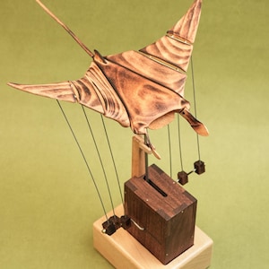 Mantarraya voladora autómata de madera, escultura cinética de mantarraya, juguete mecánico de mantarraya, autómata de mantarraya, talla en madera, animal marino