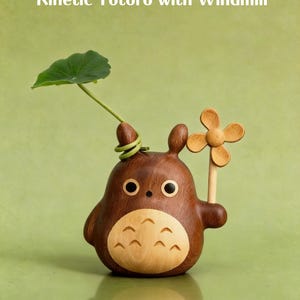Figuritas de Totoro de madera hechas a mano, Totoro cinético con molino de viento, escultura de escritorio inspirada en Studio Ghibli, regalo para fans de Studio Ghibli Totoro with Windmill