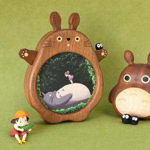 Handgjord Totoro-fotoram i trä, massiv träram, anime-minnesram, present till Studio Ghibli-fan, present till Totoro-älskare