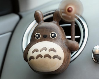 Ręcznie robiony drewniany dyfuzor powietrza do samochodu z motywem Totoro, odświeżacz powietrza z dyfuzorem olejków eterycznych, dekoracja samochodu, prezent dla miłośnika Totoro, odświeżacz powietrza do samochodu