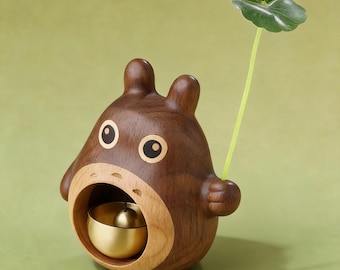 Handgefertigte Holz-Totoro-Türklingel mit Messingglocke, magnetische Cartoon-Ladenbesitzer-Glockenspiel für wunderliche Housewarminggeschenk, Studio Ghibli-Fangeschenk