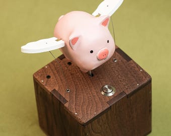 木製の空飛ぶ豚のオートマタ | 気まぐれな豚のオルゴール | 手彫りの