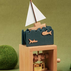 Anpassad handvevd träspeldosa med rörlig segelbåt, träspeldosa för segelbåt. Automatleksak, automat, personlig babyshowerpresent