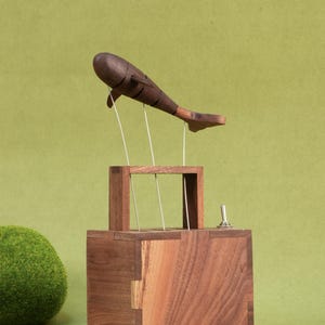 Boîte à musique en bois faite main d'automates de baleine, jouet mécanique de baleine en bois, automate, sculpture mobile en bois, sculpture cinétique de baleine, cadeau pour homme