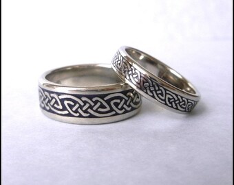 15K white Gold Narrow Celtic Bonding Knot Ring with Midnight Blue Glass Enamel