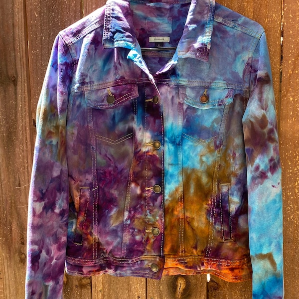 Belle veste en jean multicolore Ice Tie Dye violet, turquoise et orange. Taille M pour femme. Denim recyclé