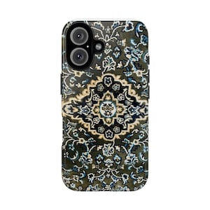 Peut inclure: Coque de téléphone avec un motif de tapis détaillé. Le boîtier présente un fond vert foncé avec un motif de médaillon central en beige, bleu et blanc. Le boîtier a une finition brillante et une découpe pour caméra à double objectif.