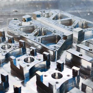 Servizi CNC esperti – Componenti in fibra di carbonio e alluminio lavorati con precisione