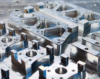 Servicios CNC especializados: componentes de fibra de carbono y aluminio mecanizados con precisión