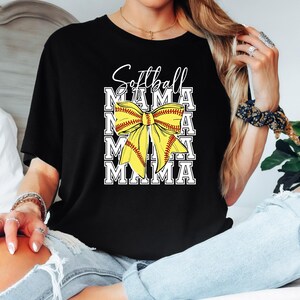 K&ouml;nnte beinhalten: Schwarzes T-Shirt mit einer gelben und roten Softball-Schleife und dem Text "Softball Mama" wiederholt in Wei&szlig;.