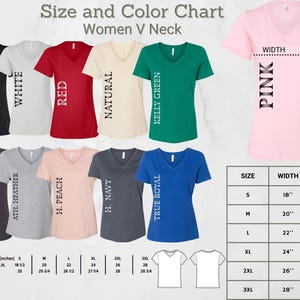 Op de afbeelding: Maat- en kleurenkaart voor V-hals T-shirts voor dames. De kaart toont 11 verschillende kleuren, waaronder zwart, wit, rood, naturel, kelly groen, donker grijs melange, athletisch grijs melange, perzik, marine, koninklijk blauw en roze. De kaart bevat ook een maattabel met afmetingen in inches voor breedte en lengte.