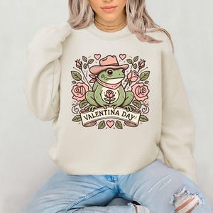 Frog Love Valentines Day Sweatshirt, Lover Sweatshirt, Couple Gift Sweatshirt, Valentines Day Shirt for Women, Heart Lover Gift Sweatshirt