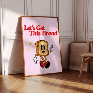 Può includere: Un poster rosa con il testo "Let's Get This Bread" in lettere rosse. Un'illustrazione di cartone animato di una fetta di pane sorridente con occhi e braccia cammina verso destra.