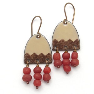 Braune Emaille Ohrhänger mit roten Glasperlen - Kupfer Ohrringe - Boho Schmuck